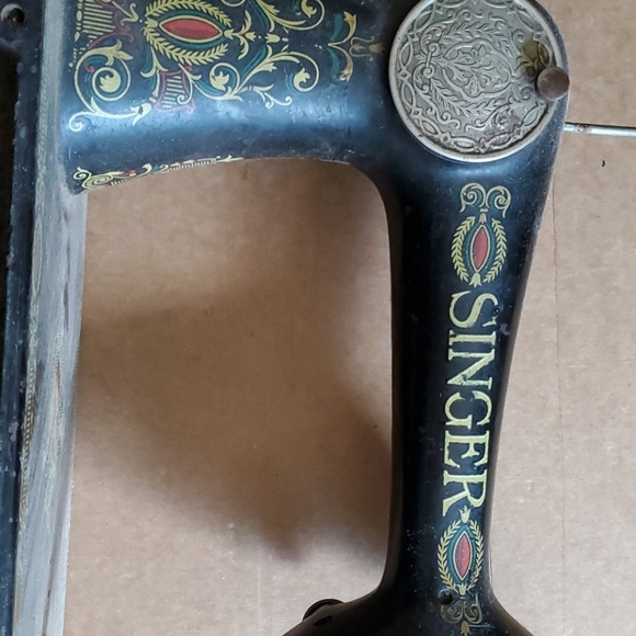 Sewing machine - Picture 2 of 4